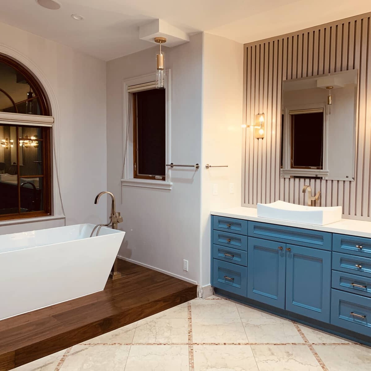 Large bathroom with a mirror and ambience